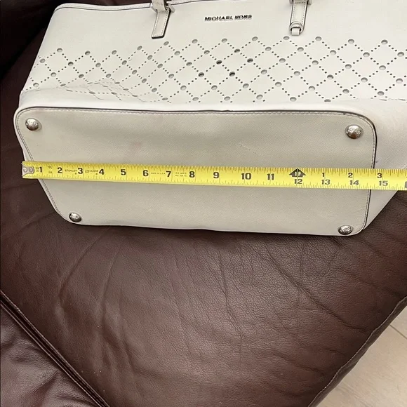 MICHAEL KORS ELEGANT CREAM TOTE - Picture 14 of 16